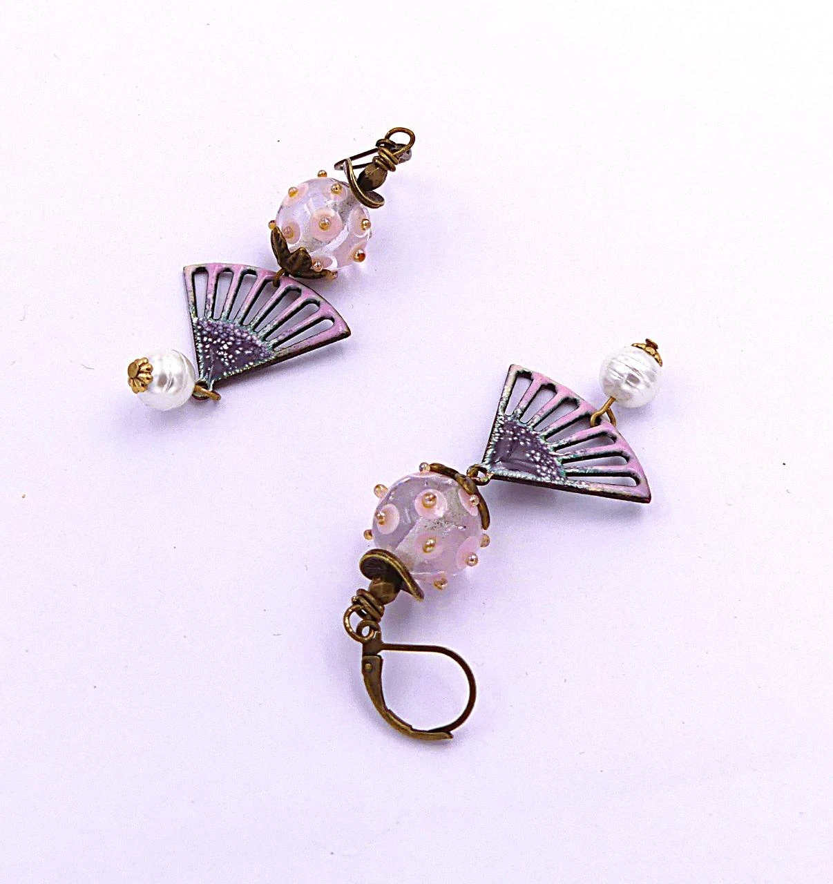 Brincos assimétricos de metal esmaltado, vidro fiado, pérolas brancas nacaradas – photo 3